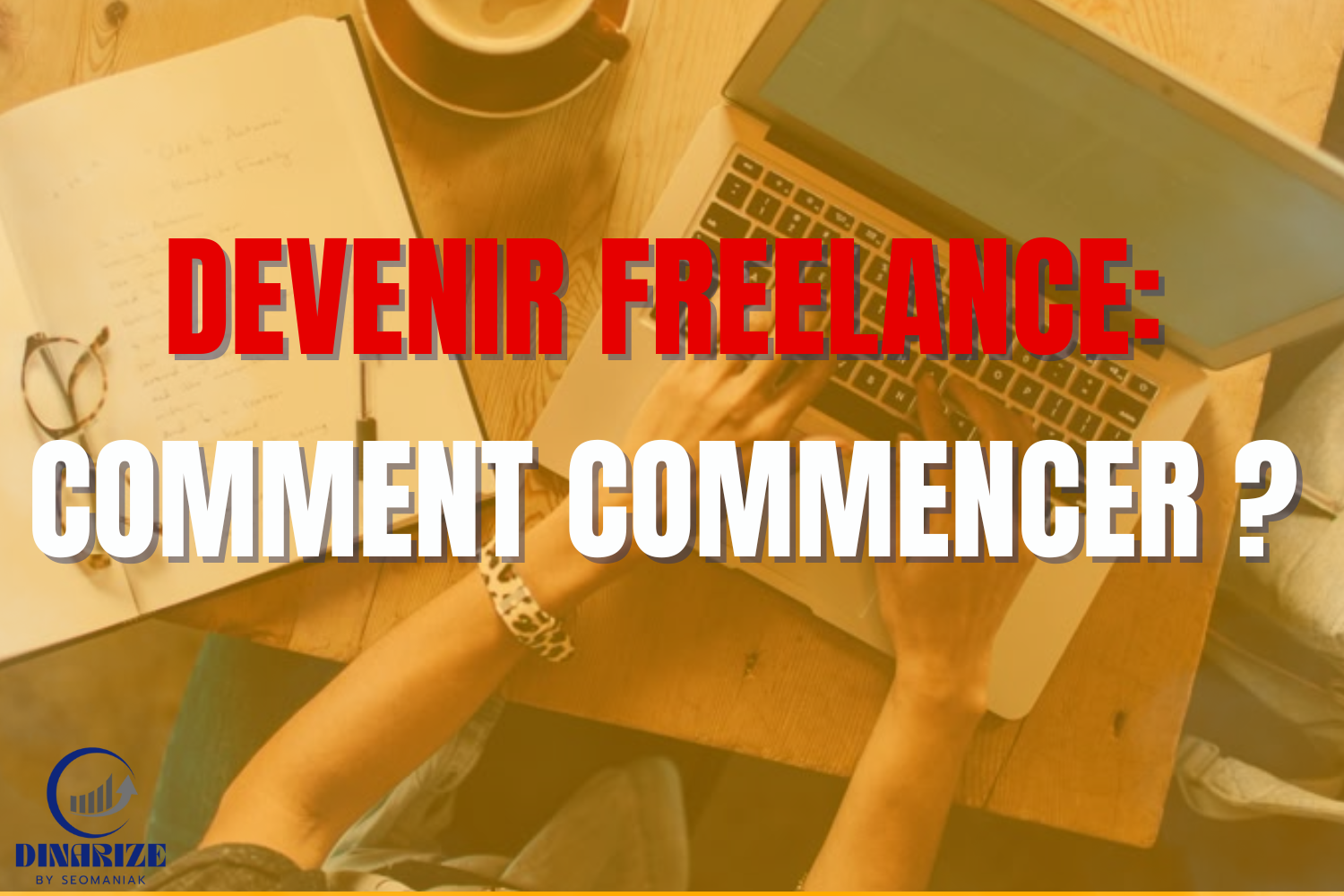 Vue de haut d'une personne travaillant sur un ordinateur portable avec carnet et café, avec le texte "Devenir freelance : comment commencer ?"