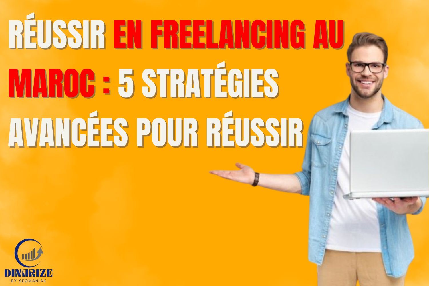 Homme souriant tenant un ordinateur portable sur fond orange, avec le texte "Réussir en freelancing au Maroc : 5 stratégies avancées pour réussir