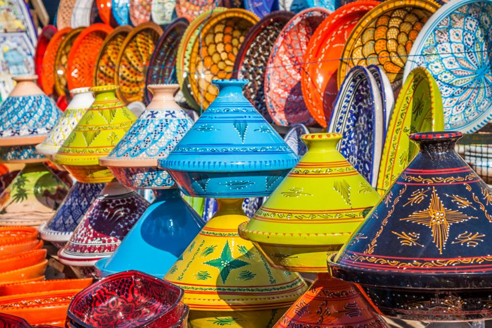 Produits artisanaux marocains traditionnels exposés sur un marché, symbolisant une opportunité de commerce rentable