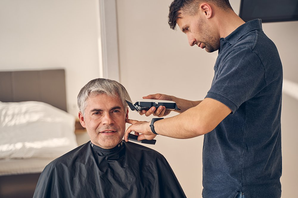 Si vous avez une formation en coiffure ou maquillage, cette activité peut démarrer rapidement.