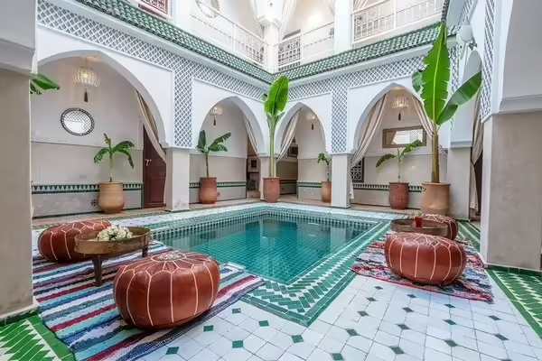 Ancien riad transformé en maison d’hôtes dans une médina marocaine pour investissement locatif