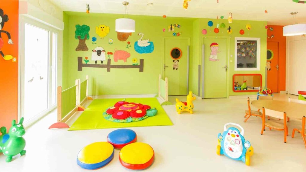 Des enfants encadrés dans un espace coloré et sécurisé, représentant le besoin croissant de structures éducatives de qualité.