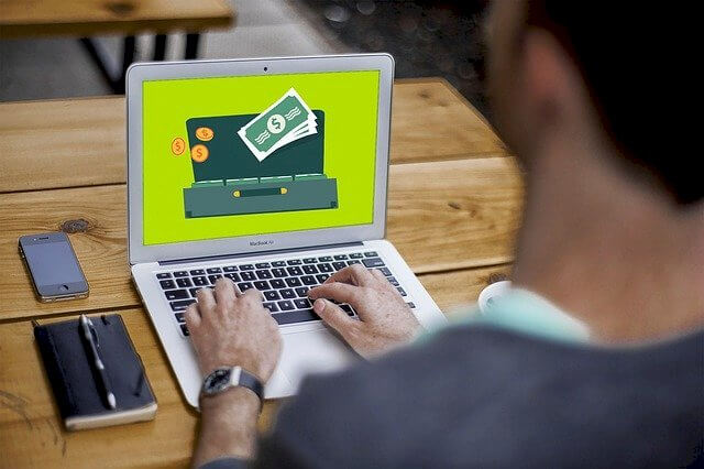 Jeune freelance marocain travaillant sur ordinateur depuis chez lui – gagner de l'argent en ligne au Maroc