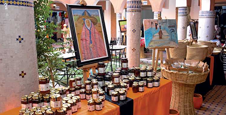 Un stand d’artisanat local avec des produits typiques (tapis, bijoux), illustrant les opportunités de l’e-commerce