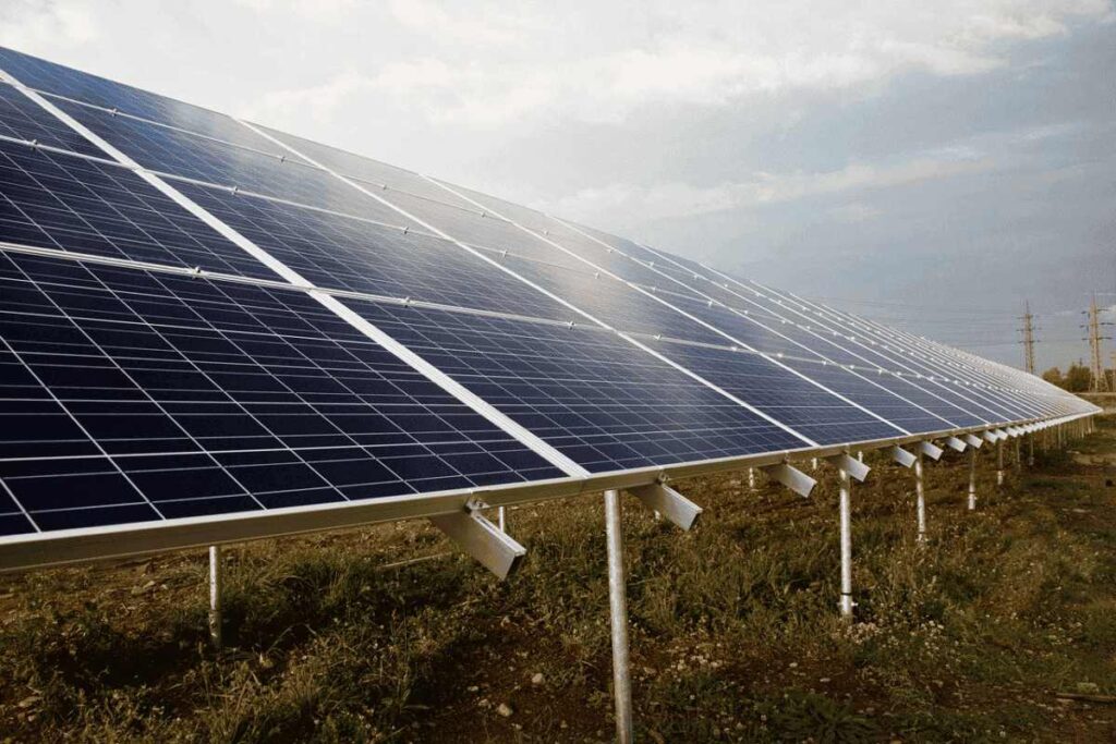 Installation de panneaux solaires dans un environnement rural, illustrant le potentiel du Maroc en énergies renouvelables.