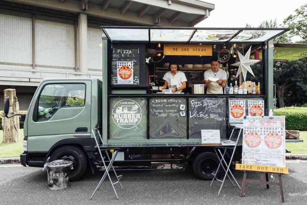 Un food truck moderne servant des plats traditionnels et revisités, exemple parfait d’un projet jeune et urbain.