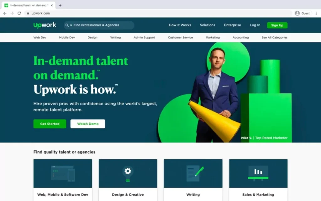 Capture d'écran de la plateforme Upwork présentant des offres pour freelances en graphisme, rédaction et développement web