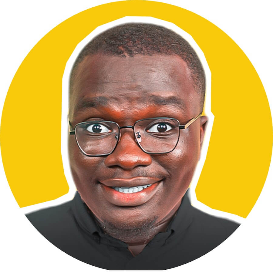 Portrait humoristique d’un influenceur souriant, utilisé dans un meme sur les fausses promesses de revenus faciles en ligne
