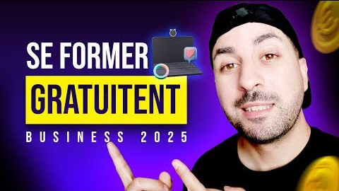 Le YouTubeur Adam Digital Business (Maroc/France) souriant, pointant vers un visuel “Se former gratuitement – Business 2025”, sur fond violet, illustrant les opportunités de formation gratuite pour réussir en ligne.