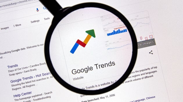 Utilisez Google Trends pour identifier les niches à fort potentiel au Maroc. Cet outil vous permet de suivre les recherches populaires et d’adapter votre offre aux besoins du marché.